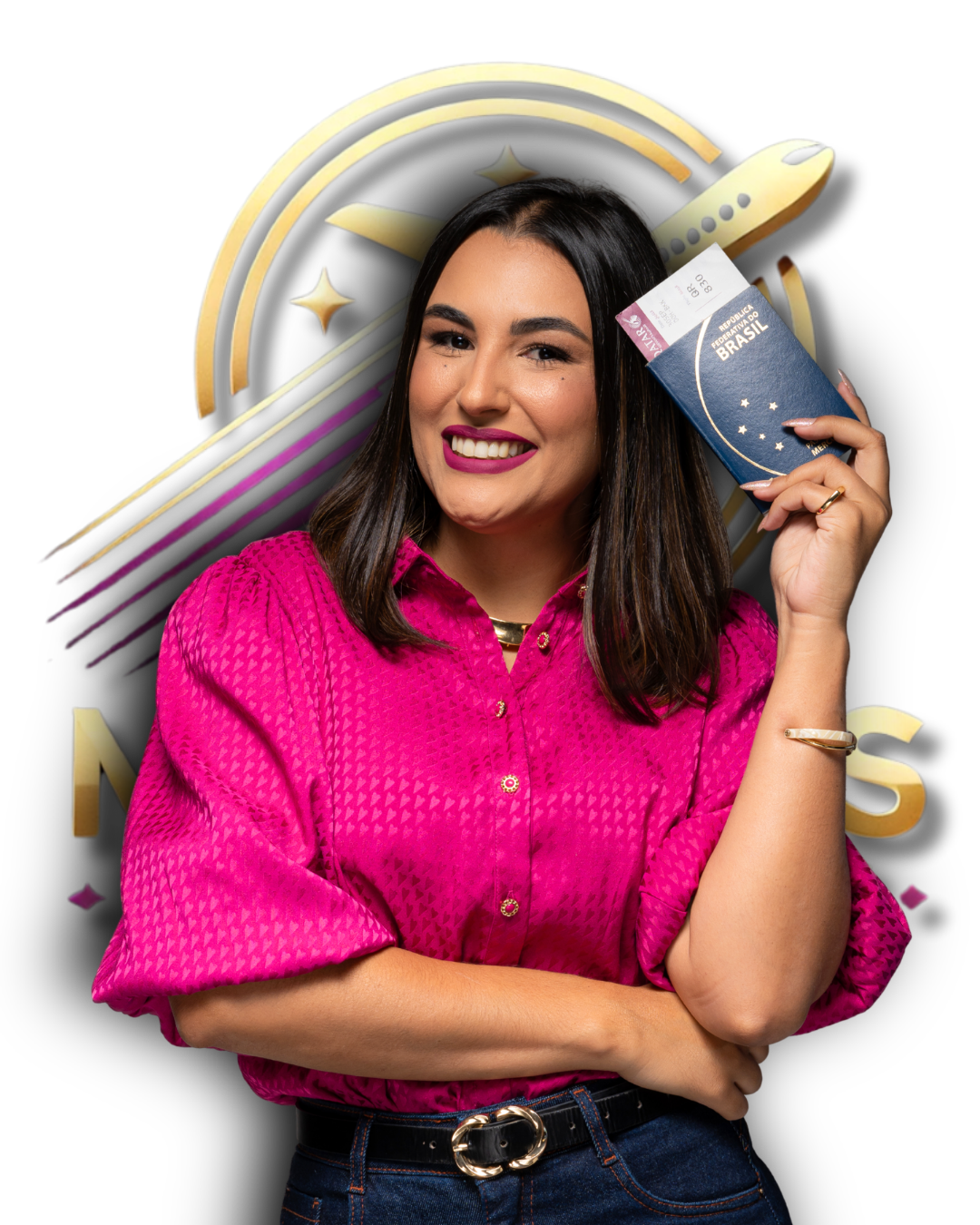 Audrey Olaia, instrutora do Milhas Express, segurando um passaporte brasileiro